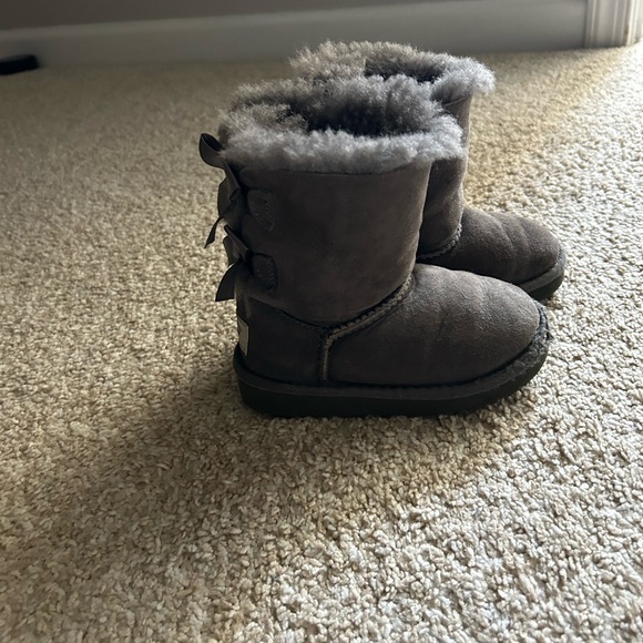 Toddler girl ugg boots with bows, size 8, gray - Picture 1 of 3